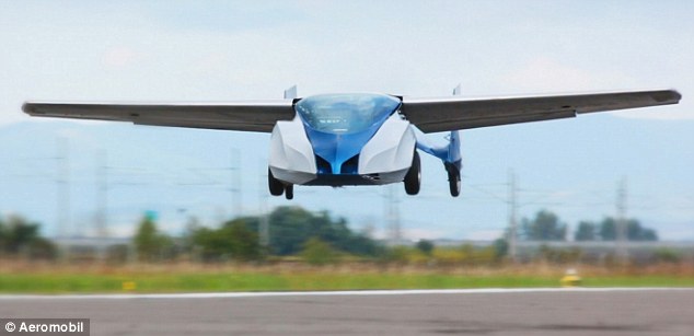 这款新型的交通工具被命名为AeroMobil (飞天车之意)，外型就像是一台小型的喷射机结合了现代的汽车，当它飞在空中时、燃料充足的情况下能够飞行430英里 (约692公里)，并且最高时速能达到124英里 (约199公里)。
