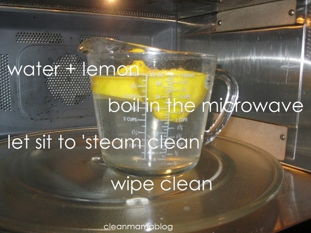 2.微波炉清洁：在一碗水中放上几片柠檬片，接着放进微波炉里10分钟，接着再拿干布擦拭里面的脏污，整个为玻璃就会干净到不行喽！