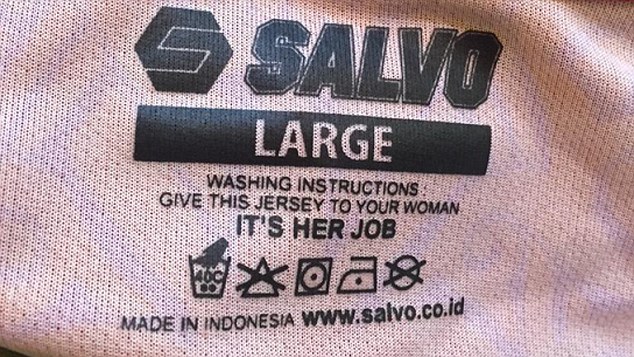 這些印尼超級足球聯賽的普薩馬尼亞隊 (Pusamania Borneo) 的球衣上頭，在洗滌方式就寫下了：「清洗方式：把這球衣給你的女人洗，這是她的工作。」