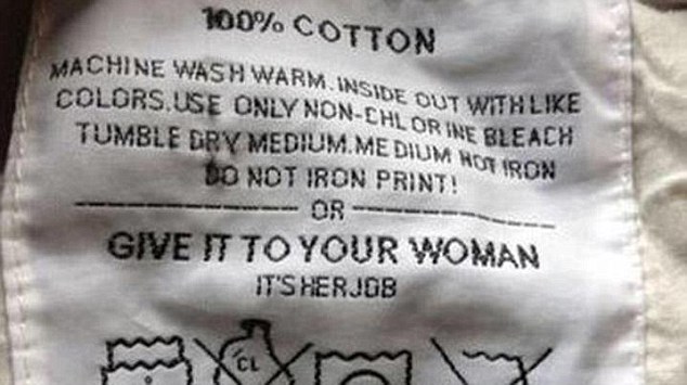 另外还有其他衣服写着：「机器温水清洗，与类似颜色衣物一同洗涤时要反面清洗...等等，或给你的女人洗，这是她的工作。」