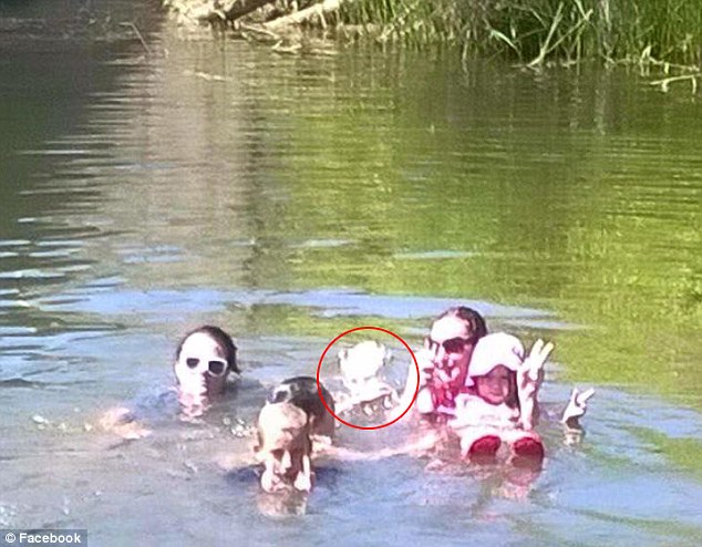 在照片中發現異狀的Kim Davison表示，照理說他們明明是兩個大人和3個小孩一起下水玩耍，但在照片中，卻出現了第4個貌似小孩子的身影。