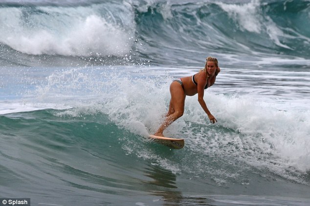 在13歲的時候，她在夏威夷考艾島 (Kauai) 衝浪時，被鯊魚攻擊並失去了她的左手臂，當時的她甚至還失去了全身60%的血液。然而，在康復過後，即便沒有左手臂，她還是沒有讓身體的缺陷阻止她的衝浪夢。