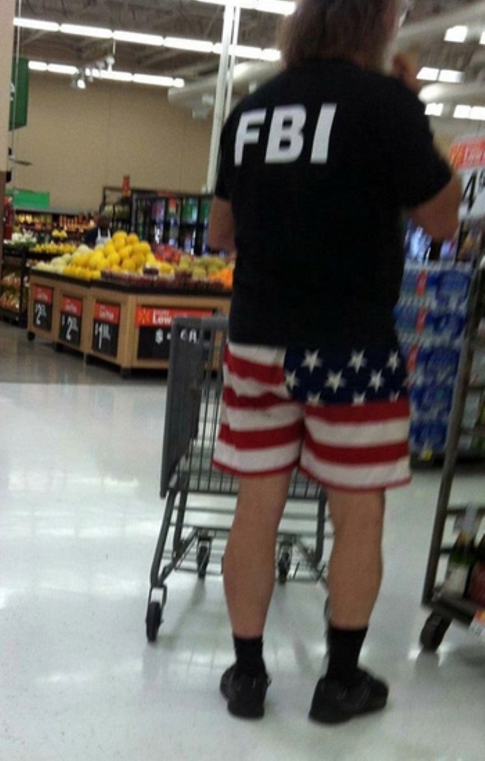 FBI衣服＋国旗短裤＋黑长袜＋皮鞋？