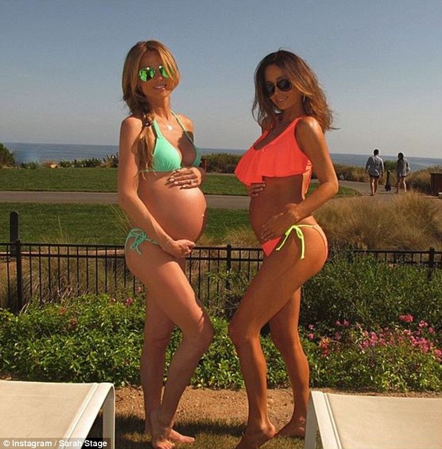比較起朋友 (左) 懷孕39週的肚子，莎拉當時36週的肚子硬是小了一大圈。