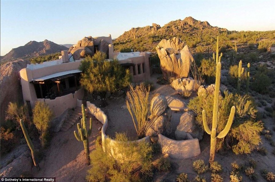 Sixty per cent of this Scottsdale, Arizona home is constructed out of granite boulder. The house is carved into the city's desert landscape