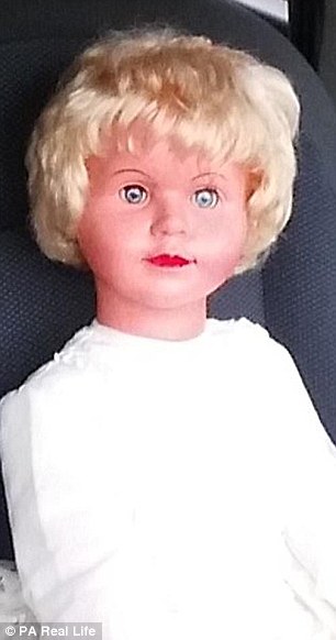 据说，佩姬这个洋娃娃，是被一名在1946年于伦敦出生的女人给附身，当时她是因为类似哮喘的胸腔相关症状而死亡，据说她也相当讨厌小丑。