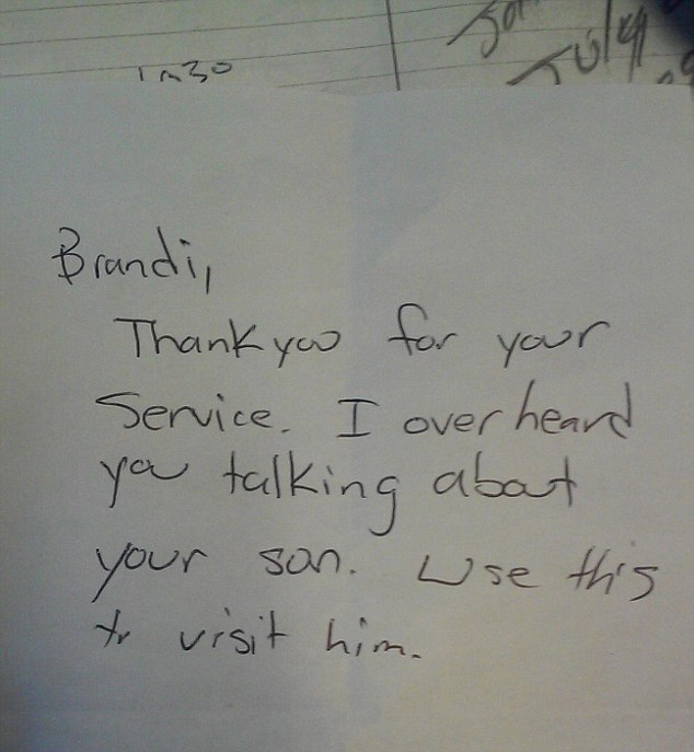食客也在小費單後頭留下了給布蘭迪的話，上頭寫著：「布蘭迪，謝謝妳服務。我偶然聽見妳提到妳的兒子。用這些錢去拜訪他吧！」