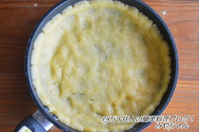3. 接着，将整团面粉铺平于煎锅当中，然后四周铺出约2～3公分的高度，底部用叉子戳洞，以便空气流动。