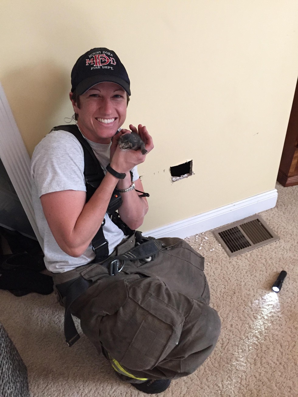 消防员塔拉 (Tara Holcomb) 救了这只小猫两次，第一次是从他卡在里头的墙壁、第二次则是让他成为永远的家人。