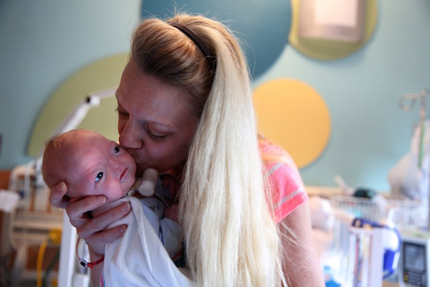 Brandi也已经联系上也有同样畸形孩子的家长，也向医生询问看要如何照顾这样的宝宝。