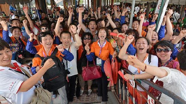 中国的富豪老板之前才因为带6400名员工去法国旅游而让人眼红又羡慕，而今又有另一个更庞大的旅游团：无限极直销公司带上12700名员工分批前往泰国旅游，总共搭乘了110架班机，泰国旅行社也出动了400辆游览车、预约38000间四星级或甚至五星级的饭店房间。