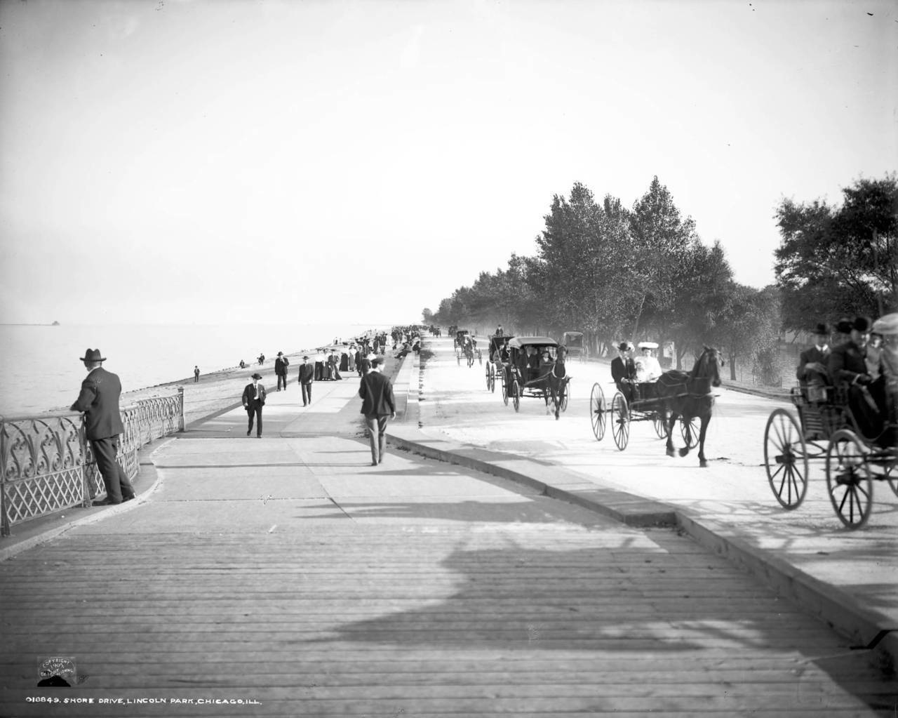 Summer stroll in 1905 in Chicago, Illinois. 