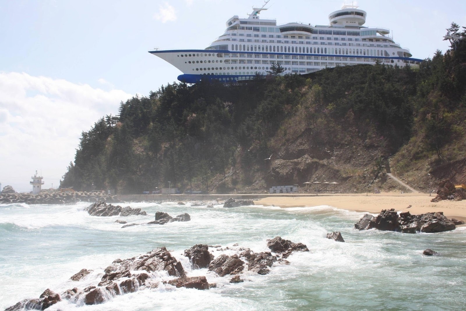 The floating cruise ship is actually a speciality resort hotel in South Korea.