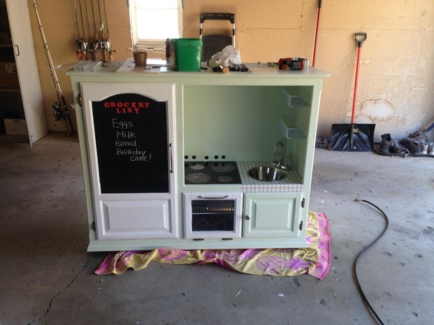 Andrew Hook posted photos on Reddit last week of a homemade play kitchen he built for his son Owen. Owen just turned 2 this month and the kitchen was his birthday present.