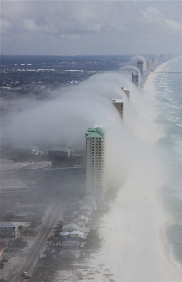 Tsunami-Looking Cloud Overtakes City 