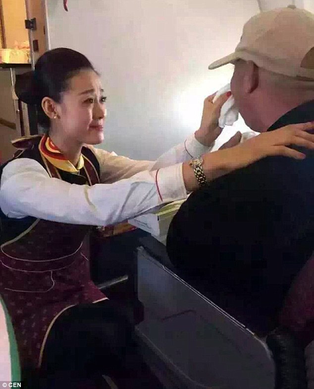 disabled-man-cries-flight-attendant-feeds-him-3