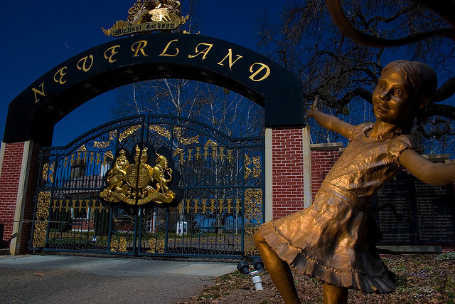 This is the entrance to Neverland Ranch. Naturally, all the photos were taken at night, as the photographers had to visit under darkness to prevent them from getting caught.