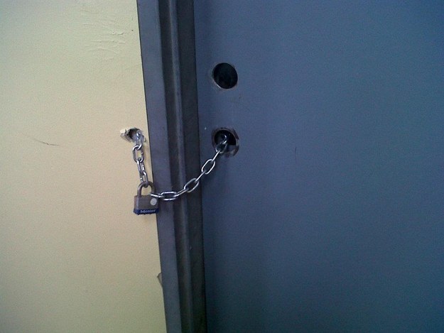 The landlord who created this flawless front door lock.