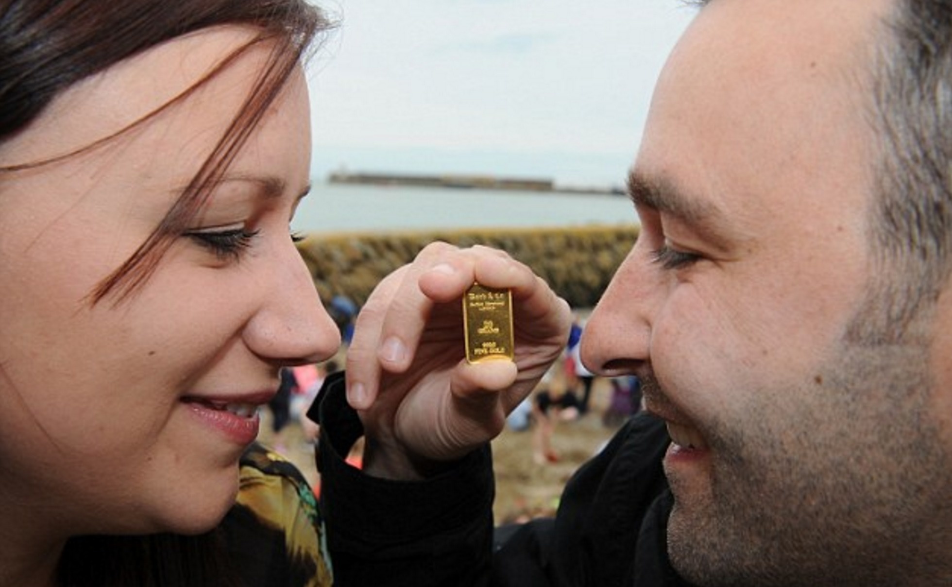 A couple from Kent, England dug up a 24-carat gold bar worth £500 on the beach. German artist Michael Sailstorfer hid 30 bars as part of a project. 