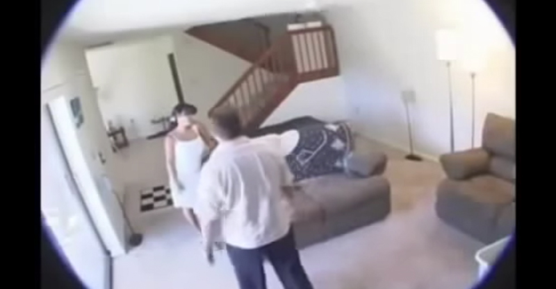 Скрытая камера сняла секс супругов на полу