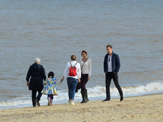 And if we needed any more proof that Taylor has settled into the Hiddleston family with total ease, they were all there hanging out with the loved-up couple.