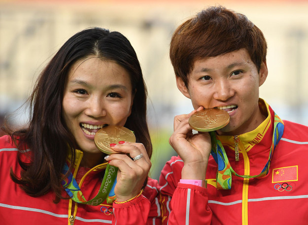 這就是為什麼「奧運選手得獎後都要咬獎牌」。原來他們都是被迫的？！