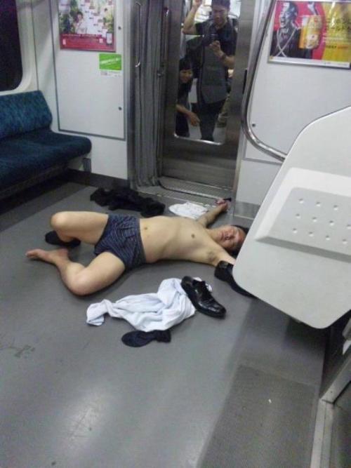 Drunk Japanese Salarymen Failed at Getting Home-0010