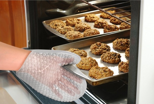 This bubble wrap oven mitt with the right amount of tactile feels.