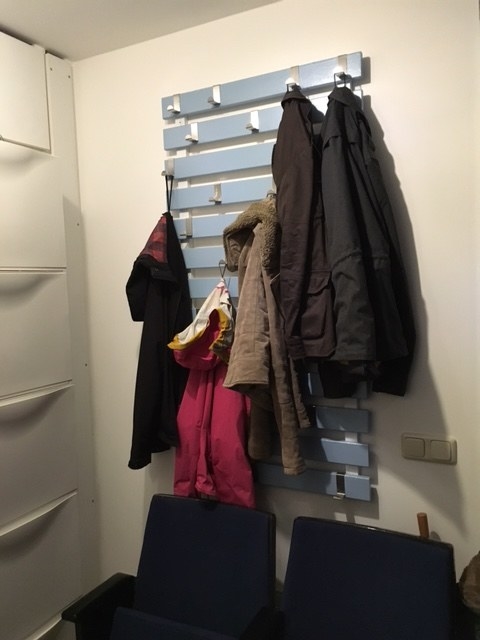 Hang your Luröy bed slats vertically for a coat rack that accommodates all sizes.