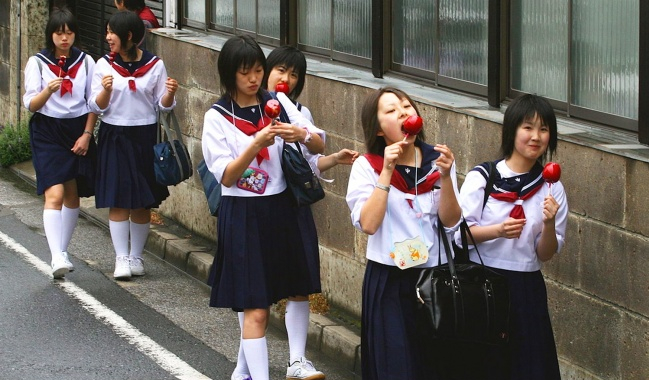 16張讓人大開眼界的「各國學生制服照」，越南女學生「全白傳統服飾」美翻！