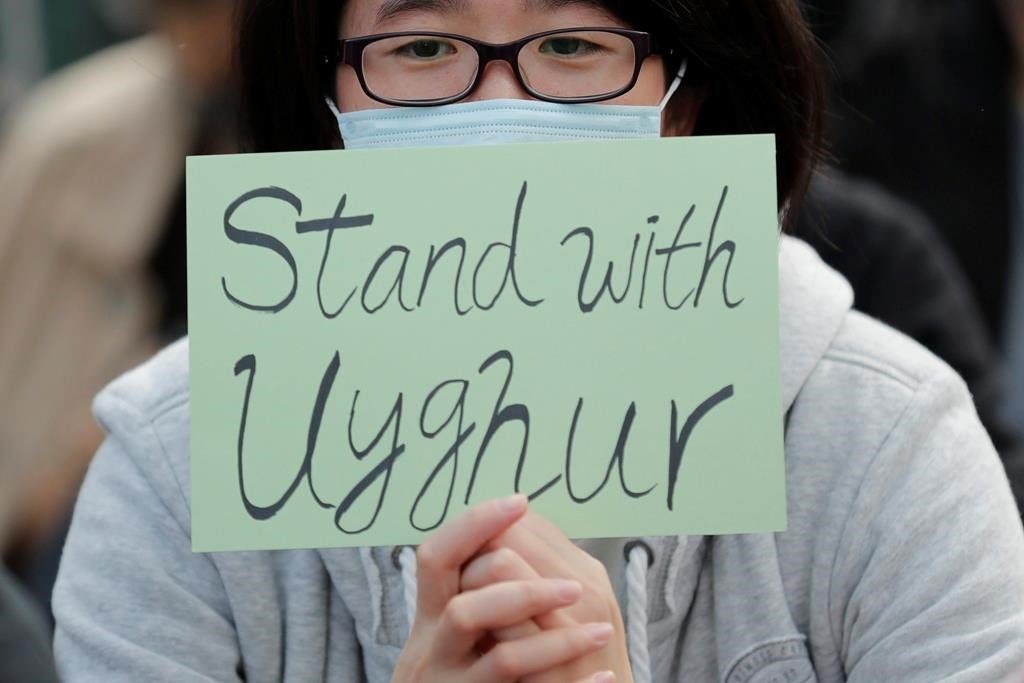 川普签署维吾尔人权法案