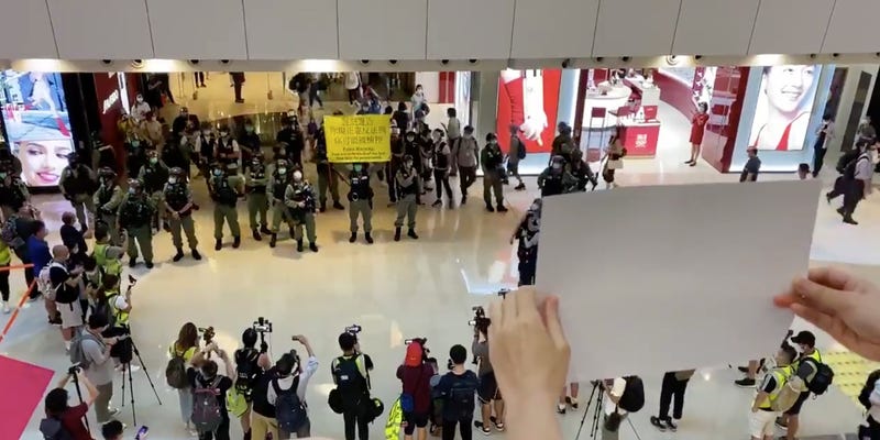 香港人舉白牌抗議