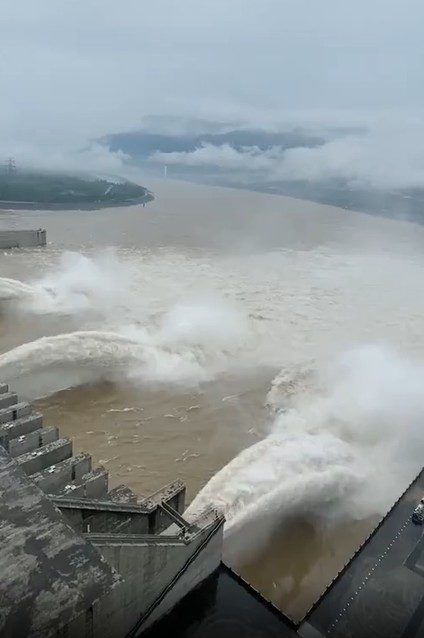 三峡大坝洪水湖北房屋倒塌