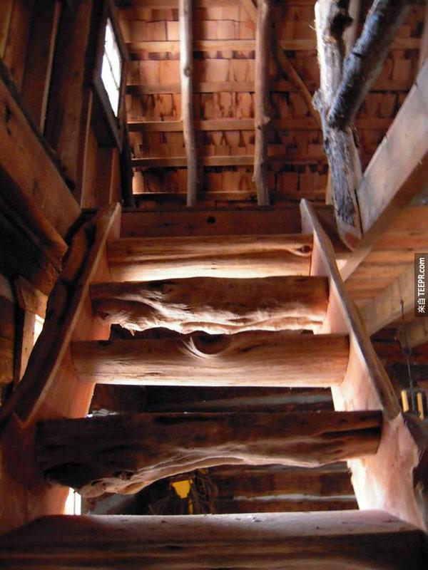 这个木楼梯有一个很有趣的故事。有一天这个橡树倒在这个房子的上面，让住在里面的家人很懊恼。过了几天，他们就决定干脆直接把它变成一个阶梯。做的好