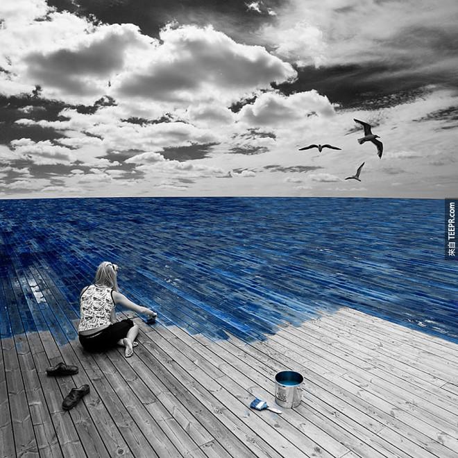 在木地板上漆出一片蓝蓝大海！