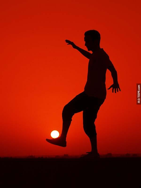 2.) 你踢足球嗎？我踢太陽！