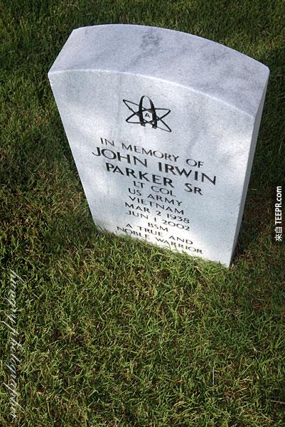 美國的退伍軍人如果是無神論的話，墓碑上會有一個像原子的"A"圖樣。看起來好科學喔。