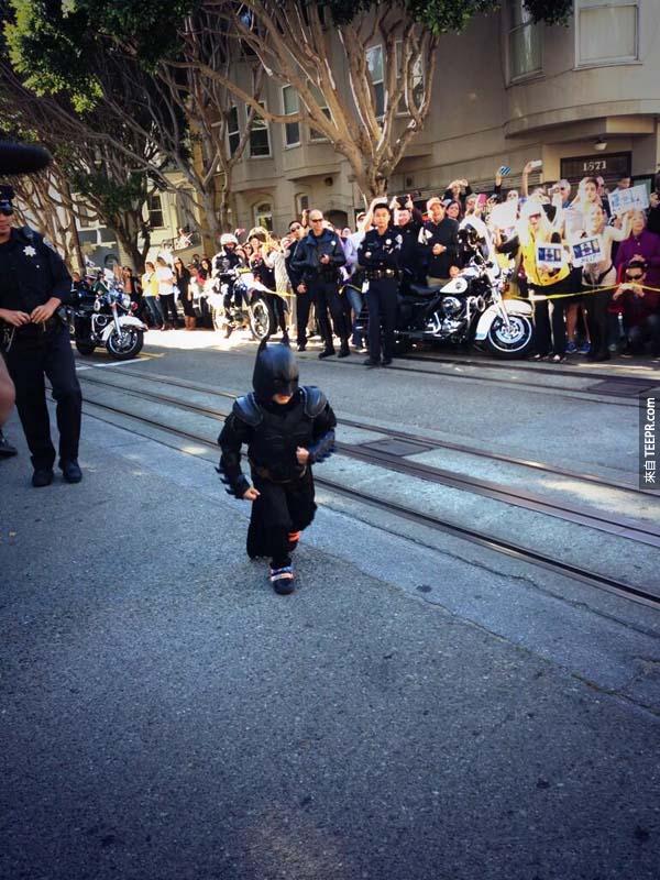 警察把路都封著了，而且還一直守護著小蝙蝠俠的身邊。