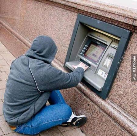 15. 要公平！有給長得高的人的ATM就有給矮的！