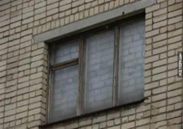 24. 听说今年最流行的窗户材料就是砖头。