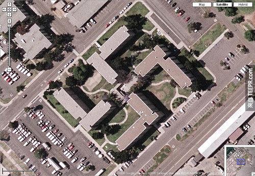 8. 有人没有想清楚这四栋大楼的形状... (纳粹标志)