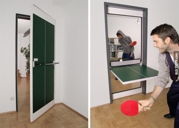 18. 一個又是門又是乒乓球桌的門。我們在家都可以裝這個。