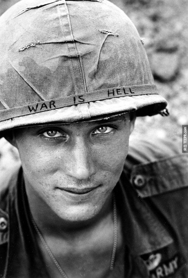 越南不知名的士兵 (頭盔上寫著 "戰爭就是地獄) - 1965