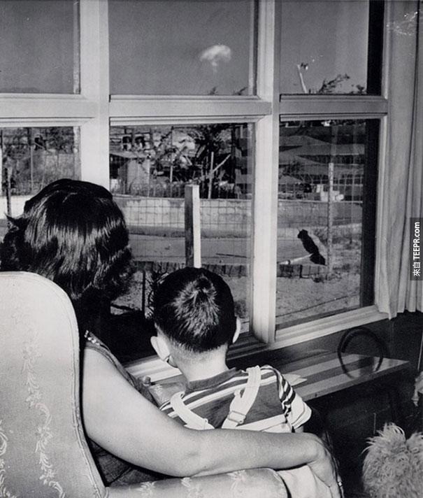 媽媽跟兒子看著測試原子彈引爆後的蘑菇狀煙雲 - 拉斯維加斯 1953