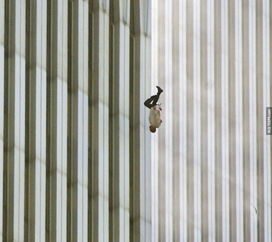 一名男子從美國世界貿易中心在9/11恐怖攻擊時墜落下來。這幕震驚世界的照片叫做 "墜落的男人"。