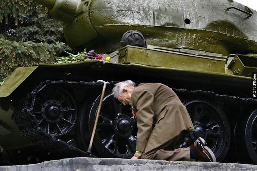 一名退伍軍人終於找到他在二次世界大戰時行駛的坦克車。找到時這台坦克車已是一個小鎮裡的紀念碑。他想到了過去死掉的戰友而痛哭流涕。