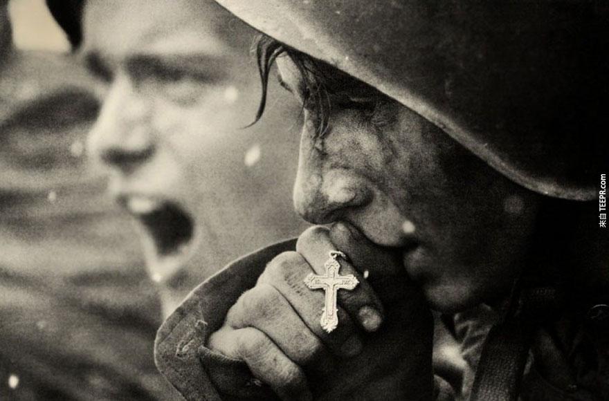  库尔斯克战役里的俄罗斯士兵在进入战斗前的祈祷在进入战斗前的祈祷 - 1943年7月