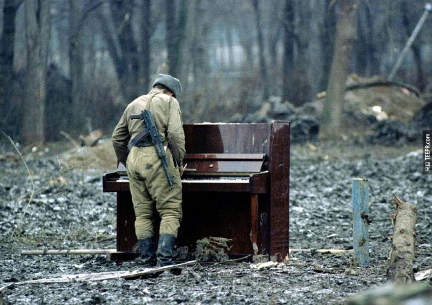 一名俄罗斯士兵在车臣弹奏一台被遗弃的钢琴，1994