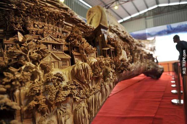 這件木雕刻長達40公尺，已經成為了金氏世界紀錄裡全世界最龐大的木頭雕刻作品。