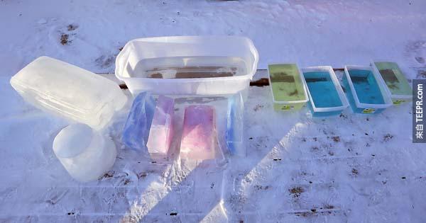 加拿到的安大略省是一个极冷的地方。有的时候温度会低到-25度。不知道为什么，这名男子就开始在冰天雪地里做冰块。